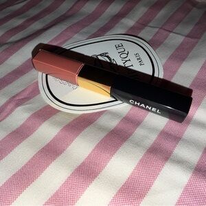 Chanel Beauty
Le Rouge Duo Ultra Tenue Liquid Lip Gloss-69 Tender Beige